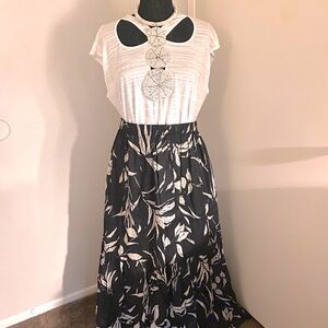 Banana Republic maxi skirt. Beautiful and feminine. Medium that runs large.